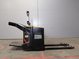 Transpaleta con plataforma Caterpillar NPV20N2