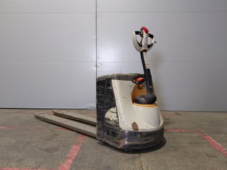 Transpaleta con conductor acompañante Crown WP3020-2.0