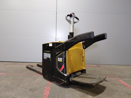 Transpaleta con plataforma Caterpillar NPV20N2 - 1