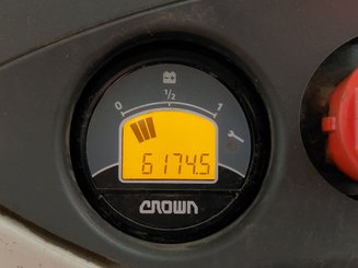 Transpaleta con conductor acompañante Crown WP3020-2.0