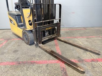 Carretilla contrapesada de 3 ruedas Caterpillar EP16NT