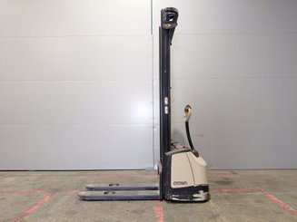 Apilador con conductor acompañante Crown WF3000 1.2