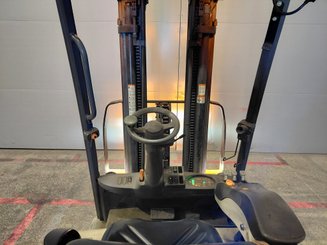 Carretilla contrapesada de 4 ruedas Crown SCF6040-18