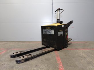 Transpaleta con plataforma Caterpillar NPV20N2