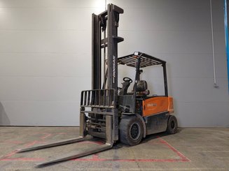 Carretilla contrapesada de 4 ruedas Doosan B50X-7