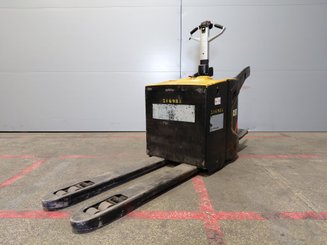 Transpaleta con plataforma Caterpillar NPV20N2