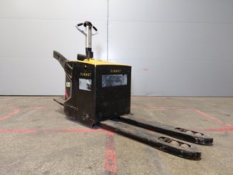 Transpaleta con plataforma Caterpillar NPV20N2