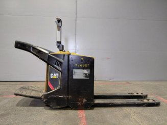 Transpaleta con plataforma Caterpillar NPV20N2