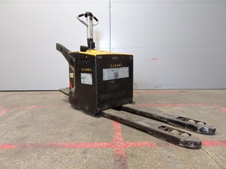 Transpaleta con plataforma Caterpillar NPV20N2