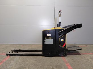Transpaleta con plataforma Caterpillar NPV20N2