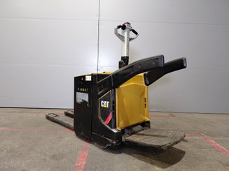 Transpaleta con plataforma Caterpillar NPV20N2