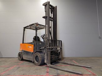 Carretilla contrapesada de 4 ruedas Doosan B50X-7
