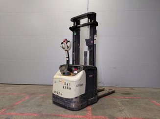 Apilador Crown ESI4000-14