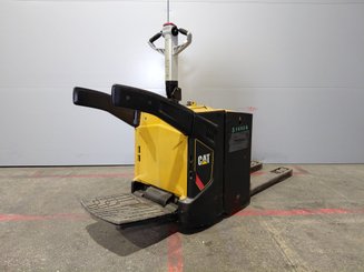 Transpaleta con plataforma Caterpillar NPV20N2