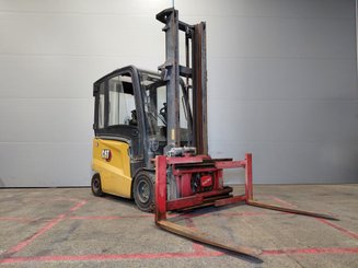 Carretilla contrapesada de 4 ruedas Caterpillar EP30CN