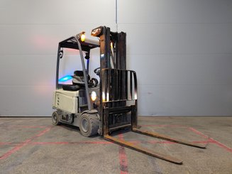 Carretilla contrapesada de 4 ruedas Crown SCF6040-18