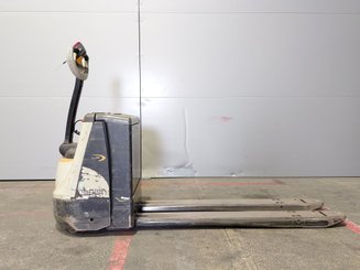 Transpaleta con conductor acompañante Crown WP3020-2.0