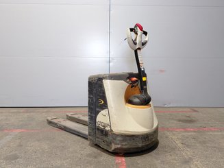 Transpaleta con conductor acompañante Crown WP3020-2.0