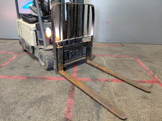 Carretilla contrapesada de 4 ruedas Crown SCF6040-18