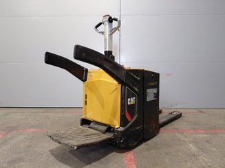 Transpaleta con plataforma Caterpillar NPV20N2