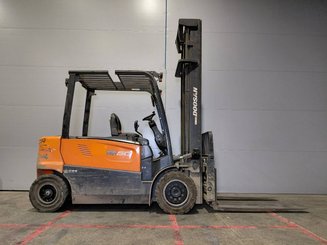 Carretilla contrapesada de 4 ruedas Doosan B50X-7