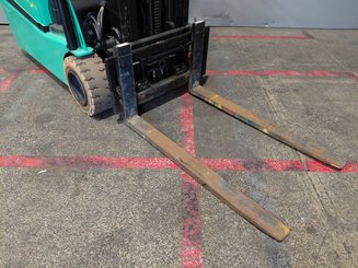 Carretilla contrapesada de 3 ruedas Yale ERP16VTLWB - 6