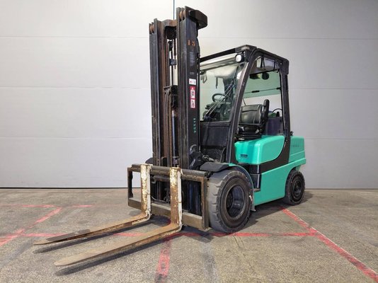 Carretilla contrapesada de 4 ruedas Yale GLP35 - 1
