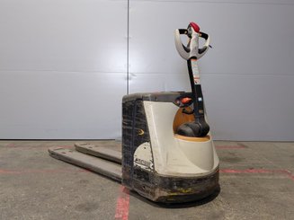 Transpaleta con conductor acompañante Crown WP3020-2.0