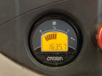 Transpaleta con conductor acompañante Crown WP3020-2.0