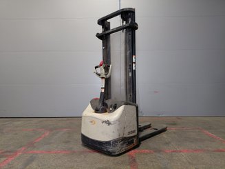 Apilador con conductor acompañante Crown WF3000 10