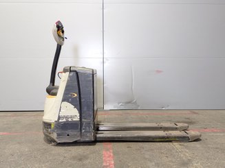 Transpaleta con conductor acompañante Crown WP3020-2.0