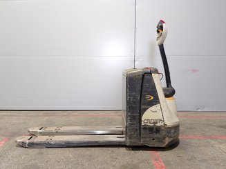 Transpaleta con conductor acompañante Crown WP3020-2.0