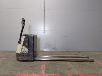 Transpaleta con conductor acompañante Crown WP3020-2.0