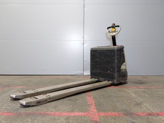 Transpaleta con conductor acompañante Crown WP3020-2.0