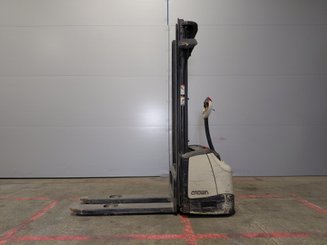 Apilador con conductor acompañante Crown WF3000 10