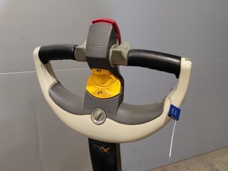 Transpaleta con conductor acompañante Crown WP3020-2.0