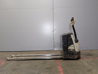 Transpaleta con conductor acompañante Crown WP3020-2.0