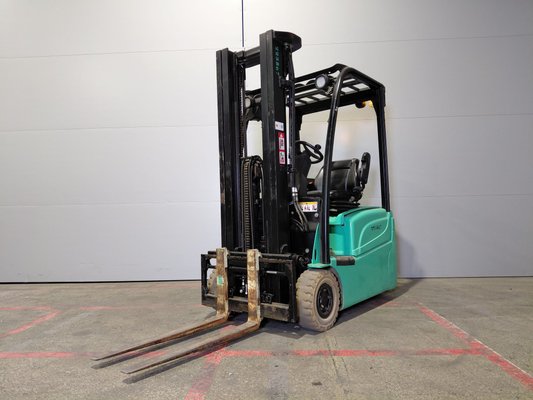 Carretilla contrapesada de 3 ruedas Yale ERP15VTSWB - 1