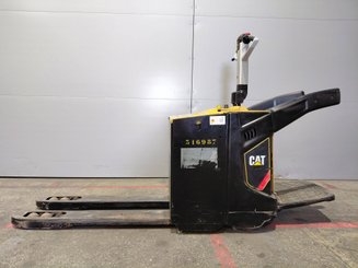 Transpaleta con plataforma Caterpillar NPV20N2