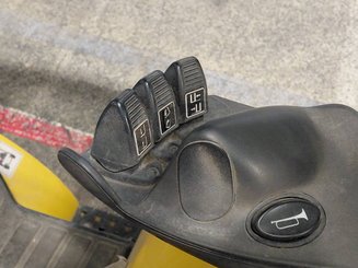 Carretilla contrapesada de 4 ruedas Yale GLP35 - 8
