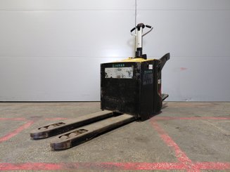 Transpaleta con plataforma Caterpillar NPV20N2