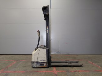 Apilador con conductor acompañante Crown WF3000 10