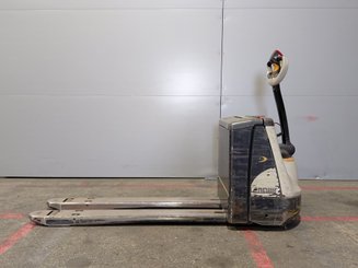 Transpaleta con conductor acompañante Crown WP3020-2.0