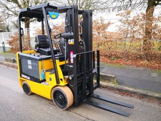 Carretilla contrapesada de 4 ruedas Caterpillar EC25N