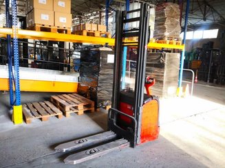 Apilador con conductor acompañante Fenwick L16 - 5