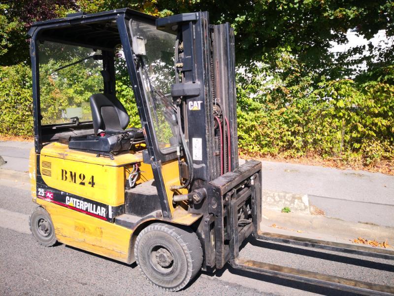 Carretilla contrapesada de 4 ruedas Caterpillar EP25K-PAC - 1
