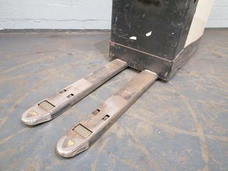 Transpaleta con plataforma Crown WT3040