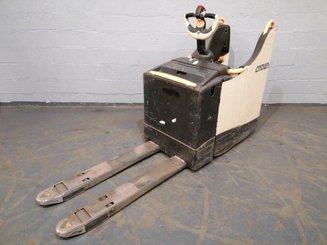 Transpaleta con plataforma Crown WT3040