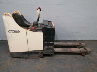 Transpaleta con plataforma Crown WT3040