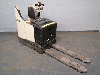 Transpaleta con plataforma Crown WT3040